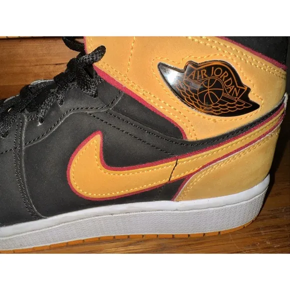 Nike FJ4924-008 Air Jordan 1 Mid SE Black Vivid Orange US Youth Size 6.5Y~EUC!