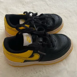 Nike force 1 US size 9C lightly worn