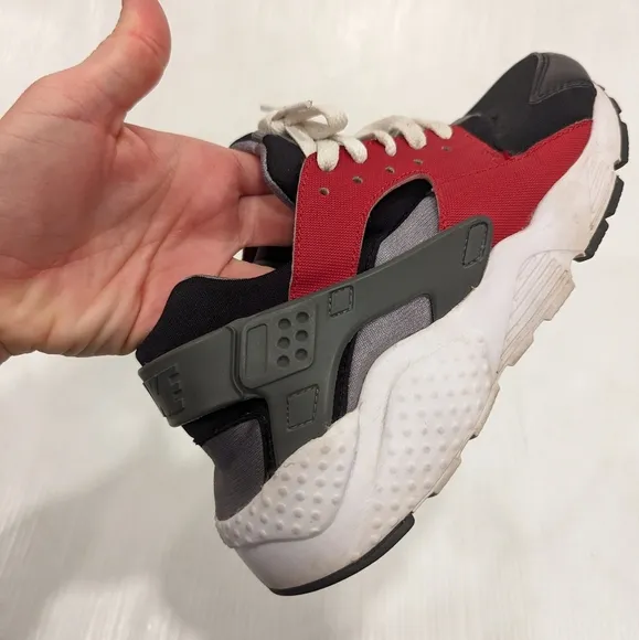 NIKE Huarache Run kids youth red black gray sneakers athletic running shoes