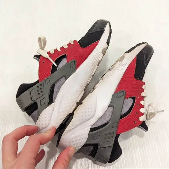 NIKE Huarache Run kids youth red black gray sneakers athletic running shoes