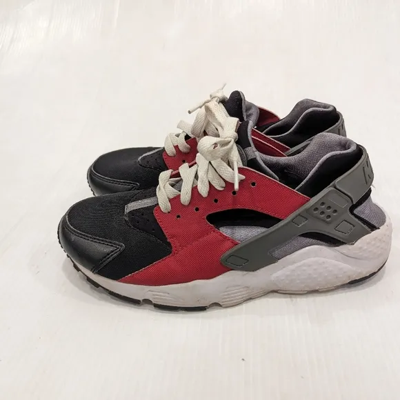 NIKE Huarache Run kids youth red black gray sneakers athletic running shoes