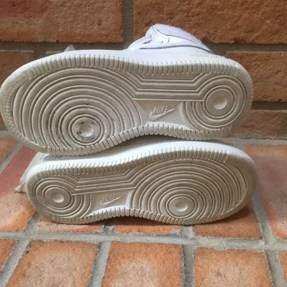Nike Kids’ Court Borough White Leather Mid Shoes size 10C Unisex