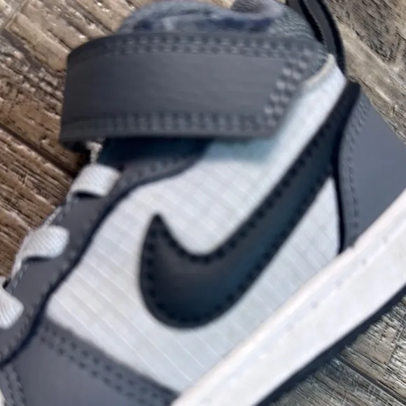 🌟NIKE 🌟Kids Gray 🌟and Black Sneakers, Size, 7
