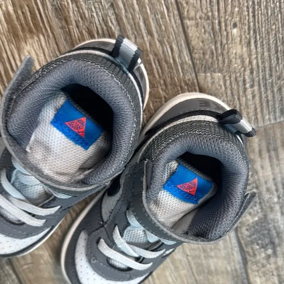 🌟NIKE 🌟Kids Gray 🌟and Black Sneakers, Size, 7