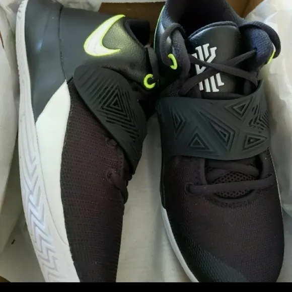 𝅺NIKE Kryie Flytrap Sneakers size 4