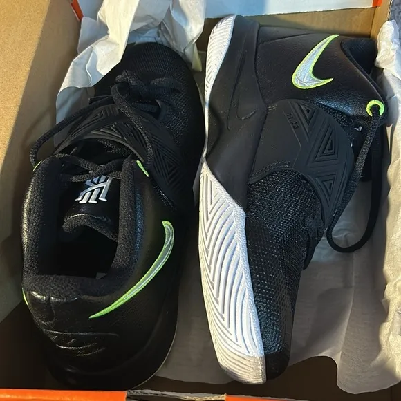 𝅺NIKE Kryie Flytrap Sneakers size 4