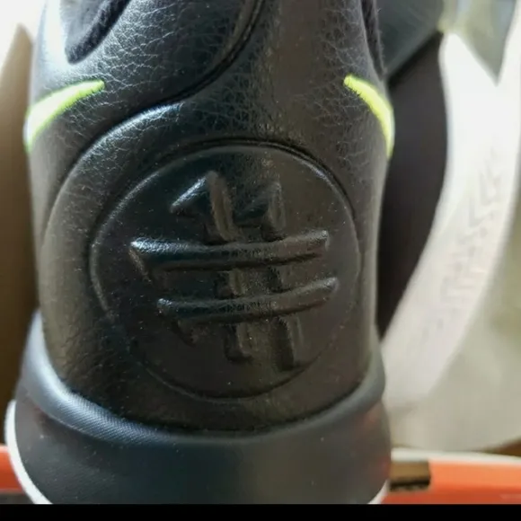 𝅺NIKE Kryie Flytrap Sneakers size 4