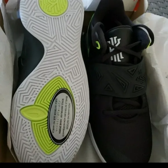 𝅺NIKE Kryie Flytrap Sneakers size 4