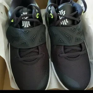 𝅺NIKE Kryie Flytrap Sneakers size 4