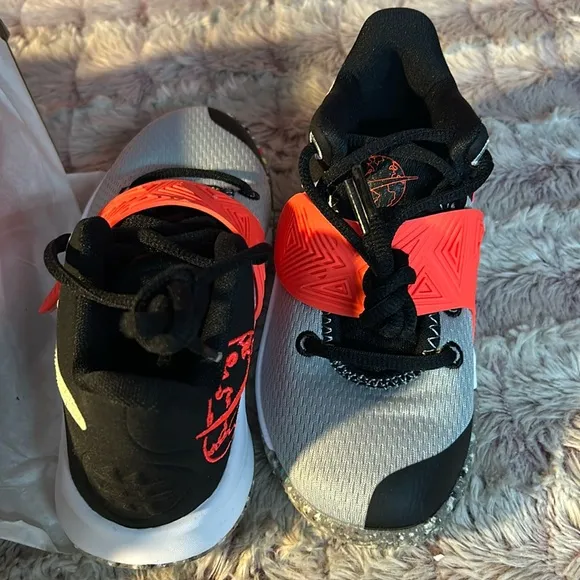 Nike Kyrie Flytrap Boys Sneakers size 11
