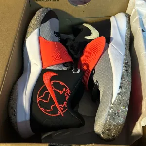 Nike Kyrie Flytrap Boys Sneakers size 11