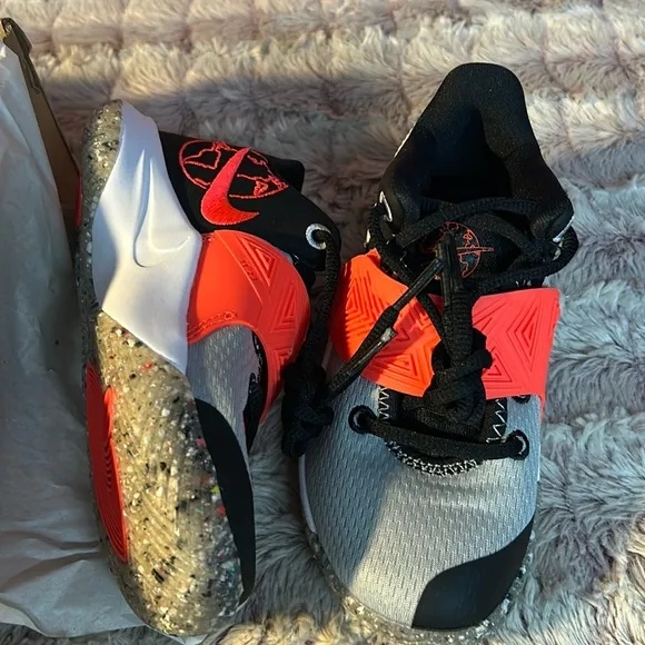 Nike Kyrie Flytrap Boys Sneakers size 11