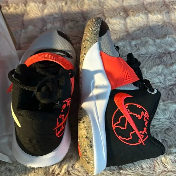 Nike Kyrie Flytrap Boys Sneakers size 11