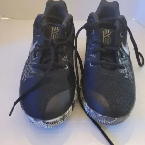 NIKE Kyrie Flytrap EP Anthracite  Unisex NWOT Gray/black 5.5 basketball shoes