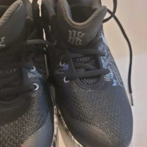 NIKE Kyrie Flytrap EP Anthracite  Unisex NWOT Gray/black 5.5 basketball shoes
