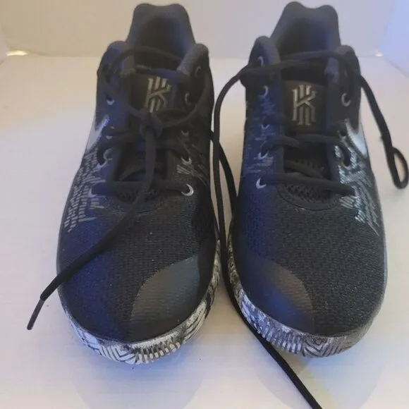 NIKE Kyrie Flytrap EP Anthracite  Unisex NWOT Gray/black 5.5 basketball shoes