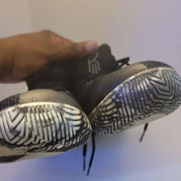 NIKE Kyrie Flytrap EP Anthracite  Unisex NWOT Gray/black 5.5 basketball shoes