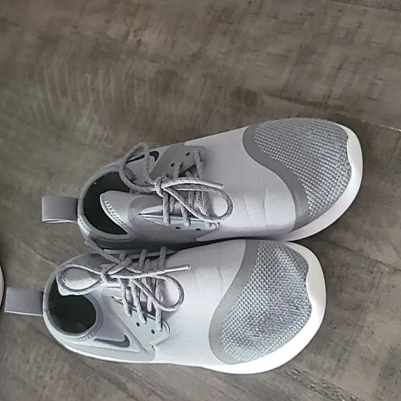 Nike Lunarcharge Essential Sneakers Size 9 Women