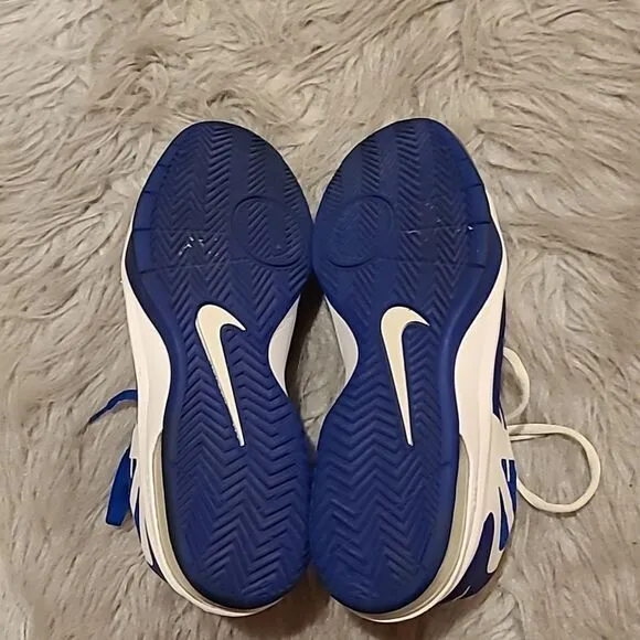 Nike mens blue and white hyper aggressor Air max basketball shoes