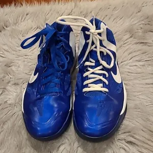 Nike mens blue and white hyper aggressor Air max basketball shoes