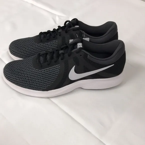 Nike Mens Revolution 4 Running Shoe size 10 US