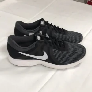 Nike Mens Revolution 4 Running Shoe size 10 US