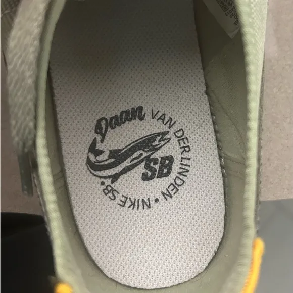 Nike Olive Green Sneakers-like new size 10-unisex