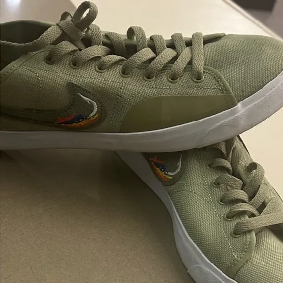 Nike Olive Green Sneakers-like new size 10-unisex