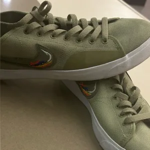 Nike Olive Green Sneakers-like new size 10-unisex