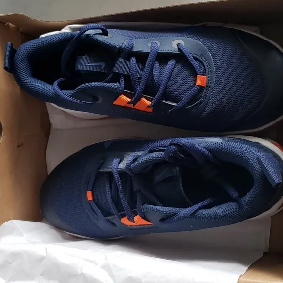 NIKE Omni Multi-Court Girls Sneakers size 5y