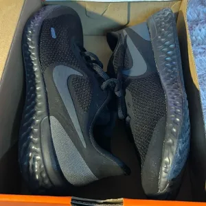 𝅺NIKE Revolution kids  Sneakers size 6.5