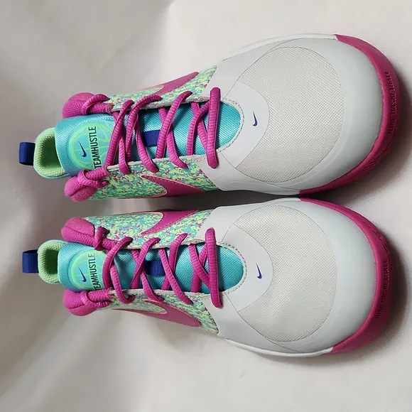 Nike Team Hustle D9 Digi All About Buckets Athletic sneakers (size 7Y)