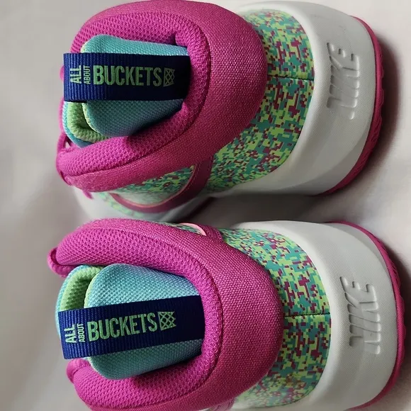 Nike Team Hustle D9 Digi All About Buckets Athletic sneakers (size 7Y)