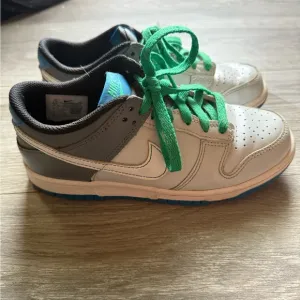 Nike tennis shoes unisex perfect condition used twiceYouht size