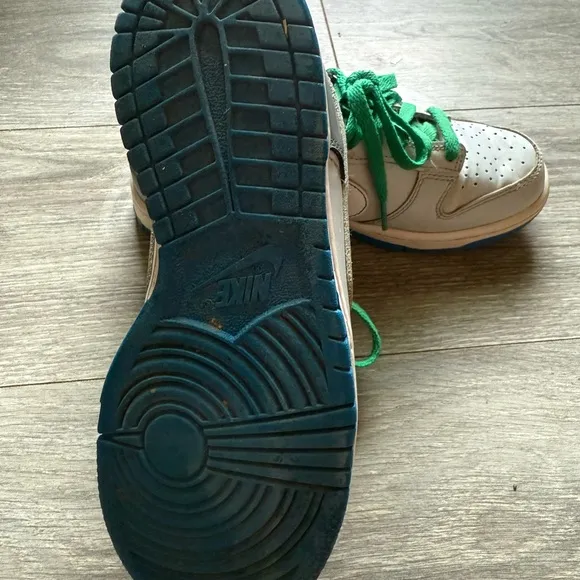 Nike tennis shoes unisex perfect condition used twiceYouht size