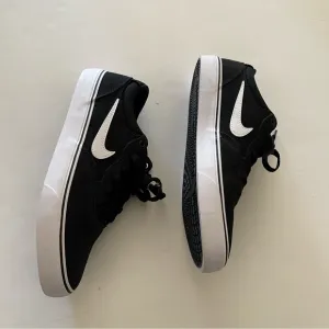 Nike Unisex Black Lace -up Sneakers