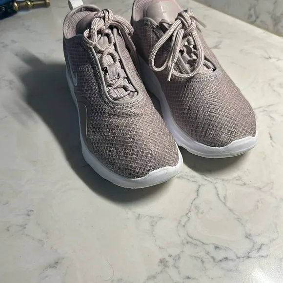 Nike Women's Gray Athletic Shoes