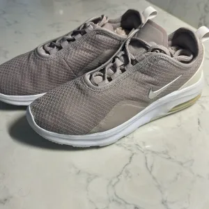 Nike Women's Gray Athletic Shoes