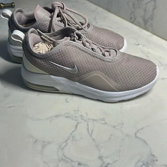 Nike Women's Gray Athletic Shoes