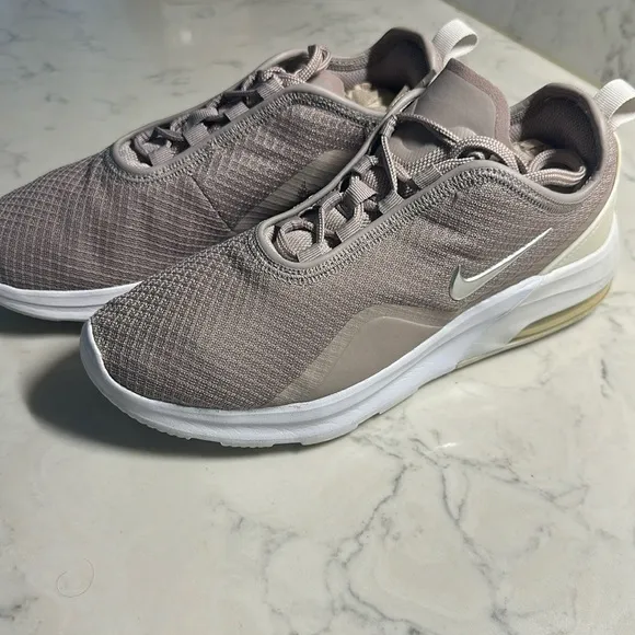 Nike Women's Gray Athletic Shoes