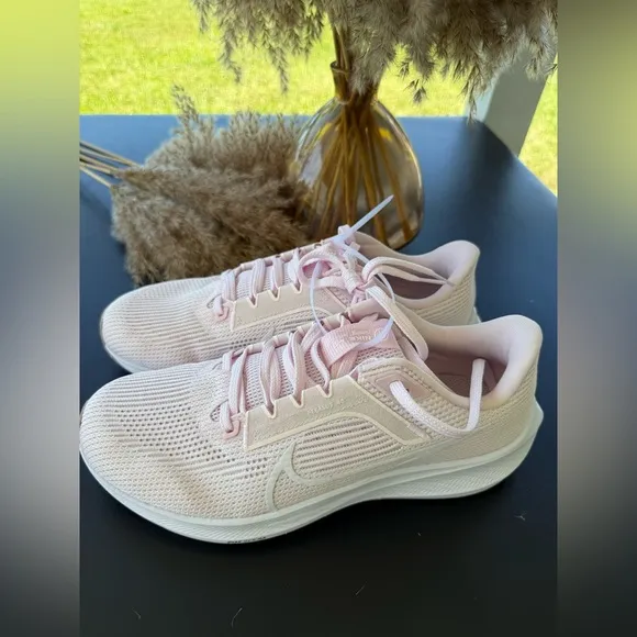 Nike Women's Pearl Pink White Pink Foam Hemp size 10