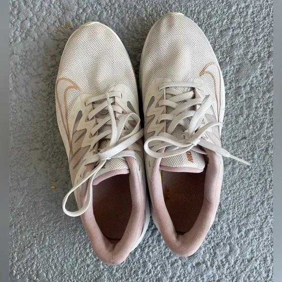Nike Womens Quest 3 Running Shoes Plantinum Tint Red Bronze 003 (Size 8)