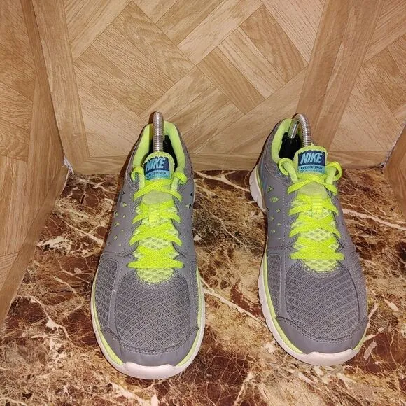 Nike women's Flex Run running shoes gray size 8.5.       A198