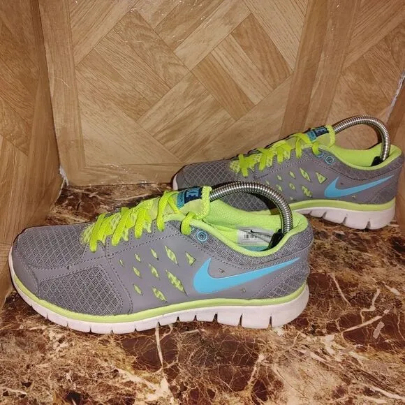 Nike women's Flex Run running shoes gray size 8.5.       A198