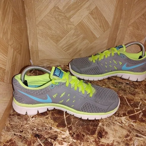 Nike women's Flex Run running shoes gray size 8.5.       A198