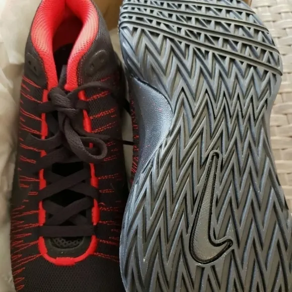 NIKE Zoom Ascention Sneakers size 5y