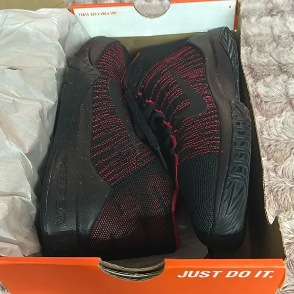 NIKE Zoom Ascention Sneakers size 5y