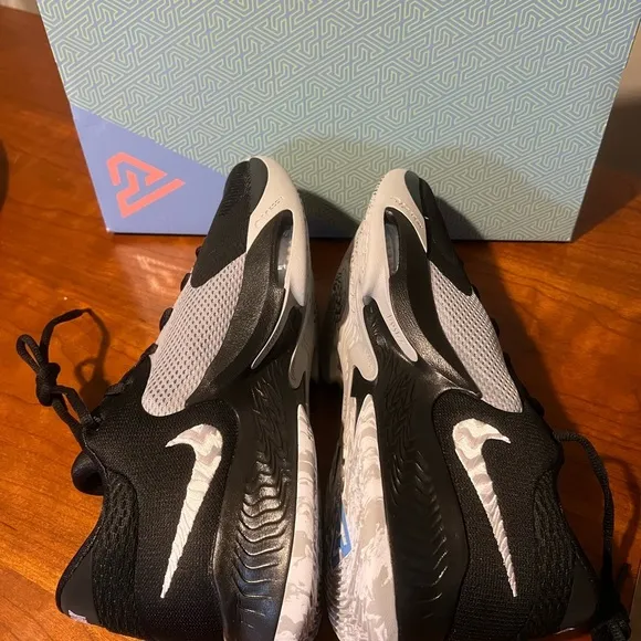 Nike Zoom Freak 4 DJ6149-001 Black/Light Gray Men Basketball Shoes Oreo