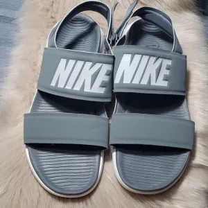 Nike Men's Tanjun Sandals.