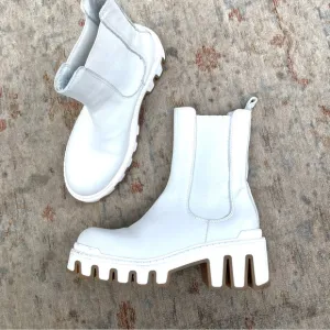 Nila &amp; Nila EUC White Boots Sz 39, 9 US